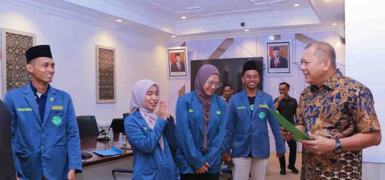 Pj Sekda Muba, Musni Wijaya menerima pengurus Cabang Ikatan Pelajar Nahdlatul Ulama (IPNU) dan Ikatan Pelajar Putri Nahdlatul Ulama (IPPNU) Kabupaten Musi Banyuasin (Muba), Kamis (18/4/2024). Foto: Kominfo Muba.