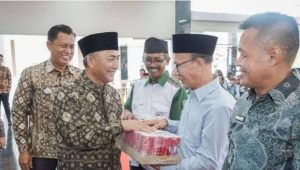 Pj Bupati Muba, Apriyadi memberikan bingkisan lebaran kepada para Ketua RT dan RW di Sekayu. Foto: Dok Kominfo Muba.