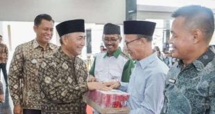 Pj Bupati Muba, Apriyadi memberikan bingkisan lebaran kepada para Ketua RT dan RW di Sekayu. Foto: Dok Kominfo Muba.