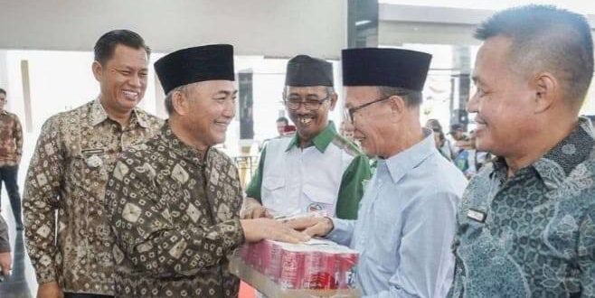 Pj Bupati Muba, Apriyadi memberikan bingkisan lebaran kepada para Ketua RT dan RW di Sekayu. Foto: Dok Kominfo Muba.