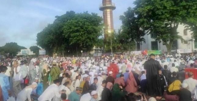 Suasana sholat Idul Fitri 1444 H (2023) lalu di kawasan Masjid Agung Palembang. Foto: Dok Sumselheadline.