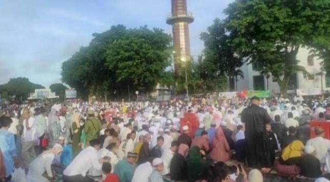 Suasana sholat Idul Fitri 1444 H (2023) lalu di kawasan Masjid Agung Palembang. Foto: Dok Sumselheadline.