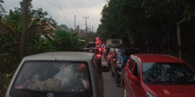Kondisi macet dari km 14 hingga jelang Sembawa, Banyuasin. Foto; IG Banyuasinterkini.