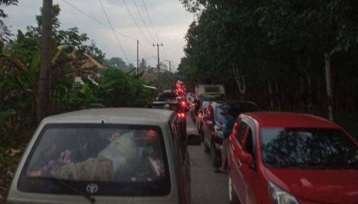 Kondisi macet dari km 14 hingga jelang Sembawa, Banyuasin. Foto; IG Banyuasinterkini.