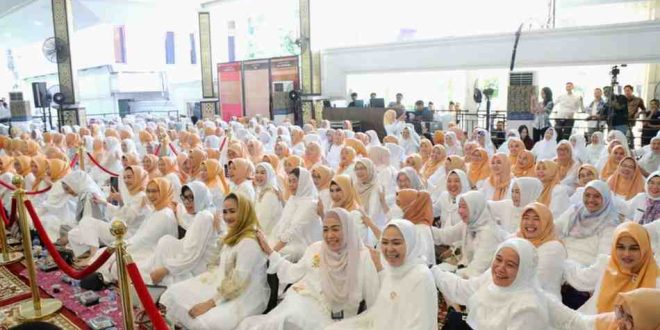 Ratusan pegawai Pemprov Sumsel mengikuti tablaog akbar dan halal bihalal di Griya Agung, Palembang, Jumat (19/4/2024). Foto: Humas Pemprov Sumsel.