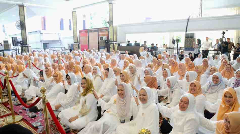 Ratusan pegawai Pemprov Sumsel mengikuti tablaog akbar dan halal bihalal di Griya Agung, Palembang, Jumat (19/4/2024). Foto: Humas Pemprov Sumsel.