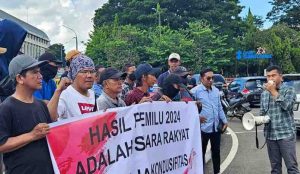 Sejumlah pemuda menggelar aksi di kawasan bundaran air mancur Palembang, Minggu (21/4/2024). Foto: Sumselheadline/Fer.