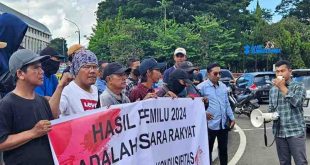 Sejumlah pemuda menggelar aksi di kawasan bundaran air mancur Palembang, Minggu (21/4/2024). Foto: Sumselheadline/Fer.