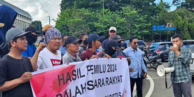Sejumlah pemuda menggelar aksi di kawasan bundaran air mancur Palembang, Minggu (21/4/2024). Foto: Sumselheadline/Fer.