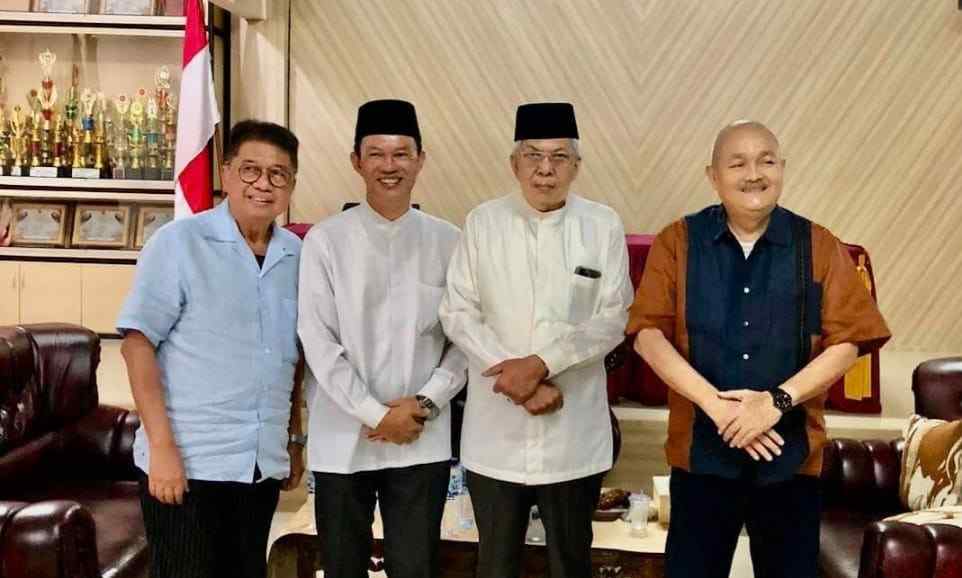 Mawardi Yahya dan Harnojoyo silahturahmi dengan mantan Gubernur Alex Noerdin di Lapas Pakjo, Palembang, Selasa (23/4/2024). Foto: medsos.