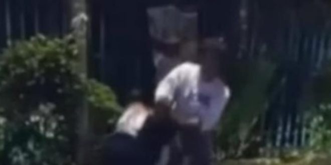 Dua gadis remaja di Palembang duel dan live di medsos. Foto: screenshot medsos.