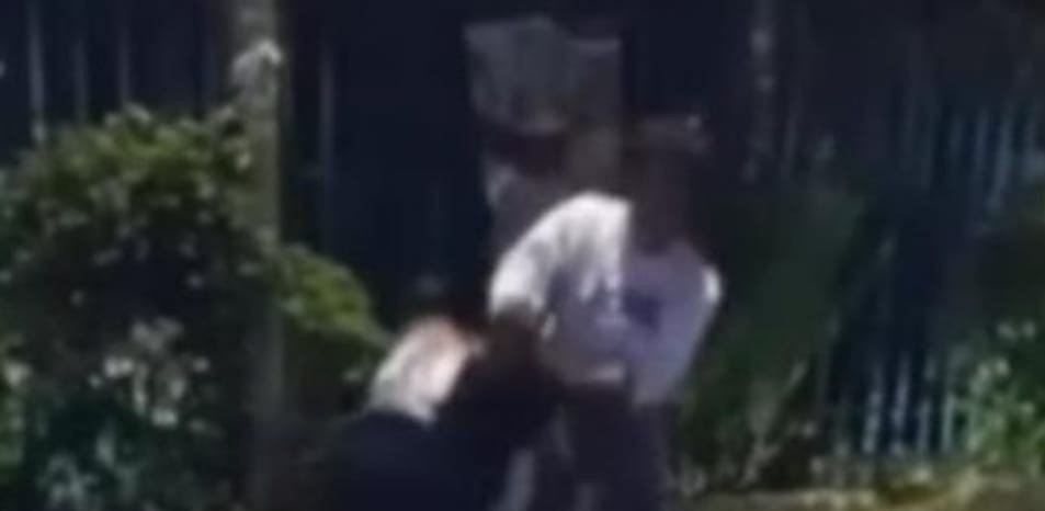 Dua gadis remaja di Palembang duel dan live di medsos. Foto: screenshot medsos.