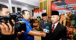 Apriyadi Mahmud diwawancari wartawan usai serahterima jebatan Bupati Muba, Senin (22/4/2024). Foto: Kominfo Muba.