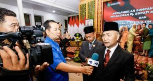 Apriyadi Mahmud diwawancari wartawan usai serahterima jebatan Bupati Muba, Senin (22/4/2024). Foto: Kominfo Muba.