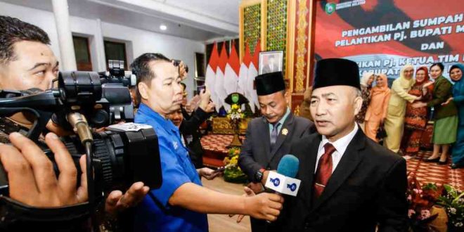 Apriyadi Mahmud diwawancari wartawan usai serahterima jebatan Bupati Muba, Senin (22/4/2024). Foto: Kominfo Muba.