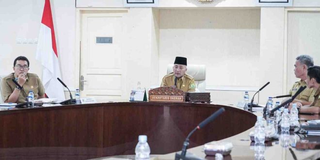 Sekda Muba Apriyadi Mahmud saat memimpin Rapat Pembahasan Usulan Anggaran Belanja Tidak Terduga (BTT) dan Pergeseran Anggaran pada Perangkat Daerah di Ruang Rapat Serasan Sekate, Selasa (23/4/2024). Foto: Kominfo MUba.