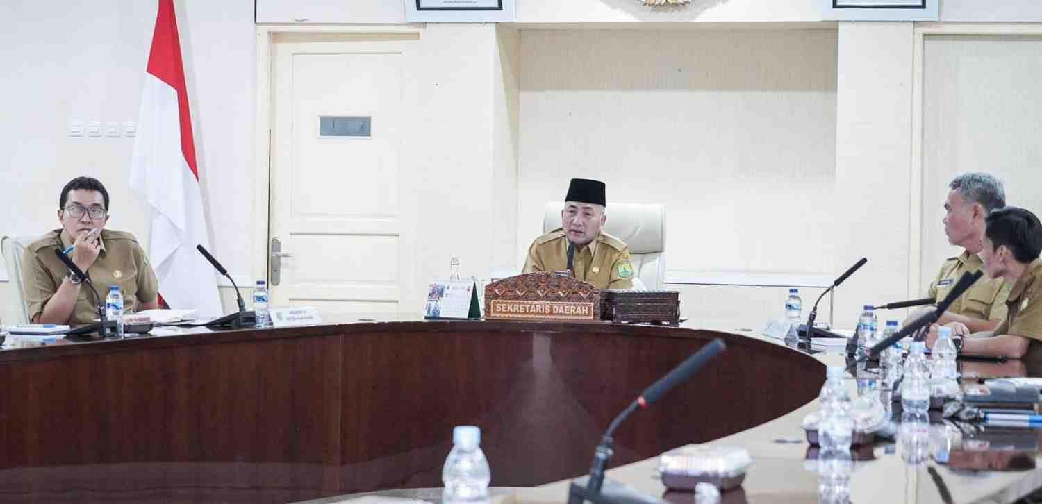 Sekda Muba Apriyadi Mahmud saat memimpin Rapat Pembahasan Usulan Anggaran Belanja Tidak Terduga (BTT) dan Pergeseran Anggaran pada Perangkat Daerah di Ruang Rapat Serasan Sekate, Selasa (23/4/2024). Foto: Kominfo MUba.