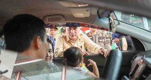 Pj Bupati Muba, Apriyadi tampak berbincang dengan pemudik yang melintas, seraya mengimbau untuk berhati-hati di jalan, Minggu (7/4/2024). Foto: Kominfo Muba.