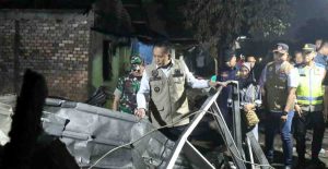 Pj Gubernur Sumsel, Agus Fatoni saat meninjau warga korban kebakaran di Puncak Sekuning, Rabu (10/4/2024). Foto: Humas Pemprov Sumsel.