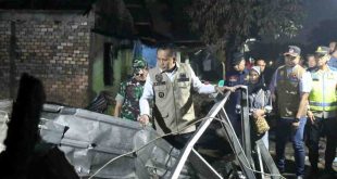 Pj Gubernur Sumsel, Agus Fatoni saat meninjau warga korban kebakaran di Puncak Sekuning, Rabu (10/4/2024). Foto: Humas Pemprov Sumsel.