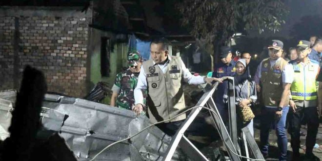 Pj Gubernur Sumsel, Agus Fatoni saat meninjau warga korban kebakaran di Puncak Sekuning, Rabu (10/4/2024). Foto: Humas Pemprov Sumsel.