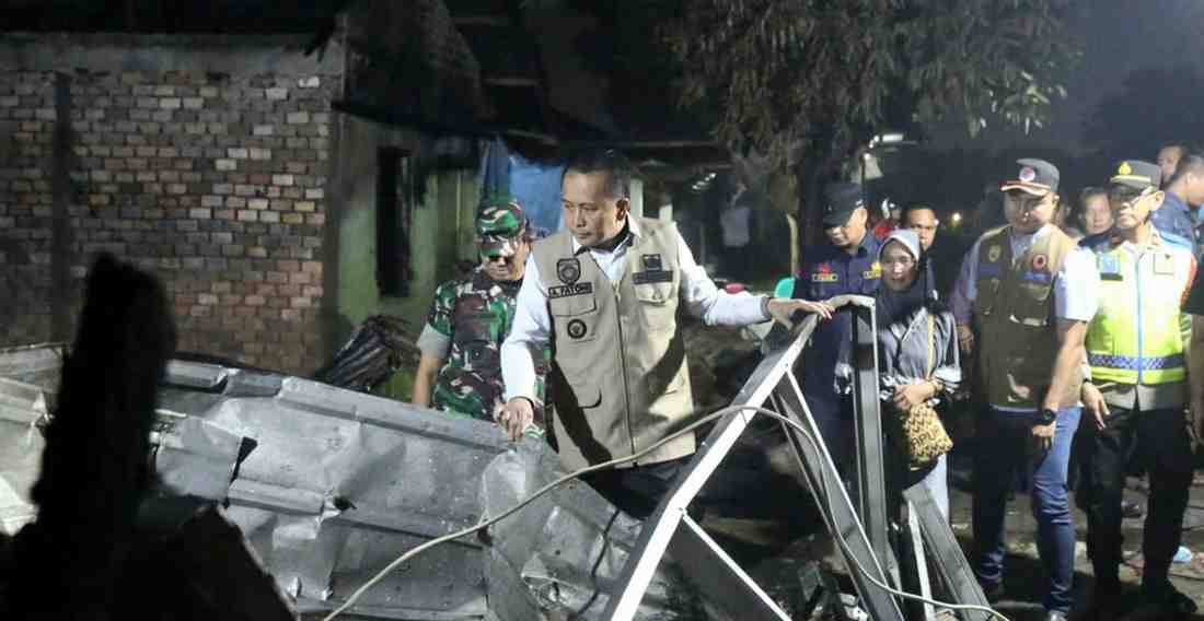 Pj Gubernur Sumsel, Agus Fatoni saat meninjau warga korban kebakaran di Puncak Sekuning, Rabu (10/4/2024). Foto: Humas Pemprov Sumsel.