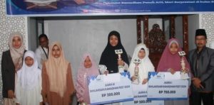 Para siswa SD menerima hadiah di acara Banjarasi Ramadhan Fest 2024, Kamis (4/4/2024). Foto: Sumselheadline/Fer.