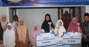 Para siswa SD menerima hadiah di acara Banjarasi Ramadhan Fest 2024, Kamis (4/4/2024). Foto: Sumselheadline/Fer.