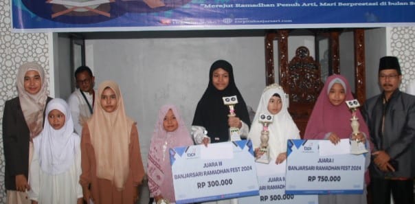 Para siswa SD menerima hadiah di acara Banjarasi Ramadhan Fest 2024, Kamis (4/4/2024). Foto: Sumselheadline/Fer.