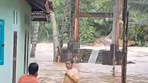 Warga memperlihatkan jembatan gantung yang putus diterjang banjir di Desa Tanjung Agung Kecamatan Karang Jaya Kabupaten Muratara. Foto: screenshot medsos.