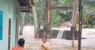 Warga memperlihatkan jembatan gantung yang putus diterjang banjir di Desa Tanjung Agung Kecamatan Karang Jaya Kabupaten Muratara. Foto: screenshot medsos.