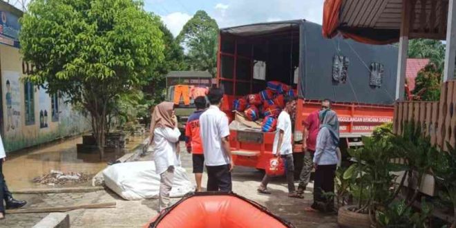 Penjabat (Pj) Gubernur Sumatera Selatan,  Agus Fatoni melalui Kepala Pelaksana Badan Penanggulangan Bencana Daerah (BPBD) Provinsi Sumsel, mengirim bantuan untuk korban banjir di Kabupaten Muratara, Sabtu (20/4/2024). Foto: Kominfo Sumsel.