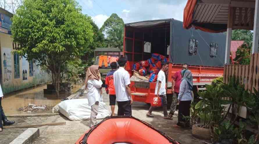 Penjabat (Pj) Gubernur Sumatera Selatan,  Agus Fatoni melalui Kepala Pelaksana Badan Penanggulangan Bencana Daerah (BPBD) Provinsi Sumsel, mengirim bantuan untuk korban banjir di Kabupaten Muratara, Sabtu (20/4/2024). Foto: Kominfo Sumsel.