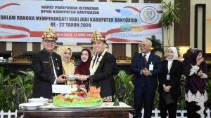 Pj Gubernur Sumsel, Agus Fatoni memotong tumpeng HUT Kabupaten Banyuasin, Senin (22/4/2024).Foto: Humas Pemprov Sumsel.