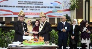 Pj Gubernur Sumsel, Agus Fatoni memotong tumpeng HUT Kabupaten Banyuasin, Senin (22/4/2024).Foto: Humas Pemprov Sumsel.
