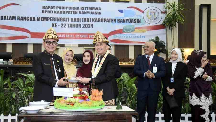 Pj Gubernur Sumsel, Agus Fatoni memotong tumpeng HUT Kabupaten Banyuasin, Senin (22/4/2024).Foto: Humas Pemprov Sumsel.