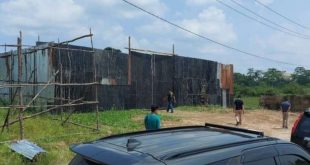 Gudang BBM ilegal di Kertapati Palembang yang digerebek tim Polda Sumsel, Sabtu (27/4/2024). Foto: Sumselheadline/Ela.
