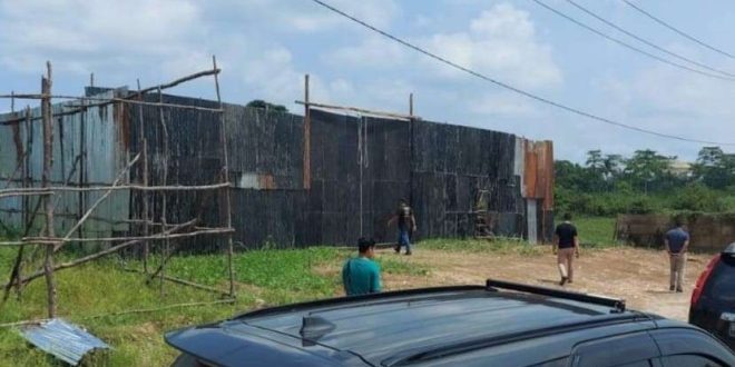 Gudang BBM ilegal di Kertapati Palembang yang digerebek tim Polda Sumsel, Sabtu (27/4/2024). Foto: Sumselheadline/Ela.