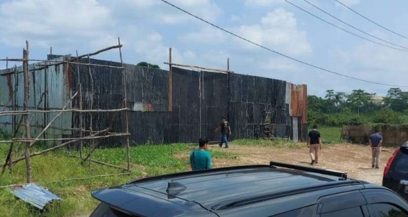 Gudang BBM ilegal di Kertapati Palembang yang digerebek tim Polda Sumsel, Sabtu (27/4/2024). Foto: Sumselheadline/Ela.