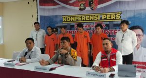 Kabid Humas Polda Sumsel Kombes Pol Sunarto pers confrence penangkapan lima pelaku penyimpangan BBM subsidi, Senin (1/4/2024). Foto: Sumselheadline/Ela.