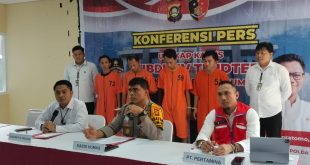 Kabid Humas Polda Sumsel Kombes Pol Sunarto pers confrence penangkapan lima pelaku penyimpangan BBM subsidi, Senin (1/4/2024). Foto: Sumselheadline/Ela.
