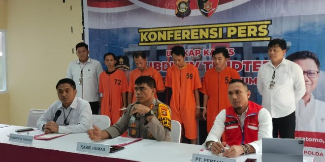 Kabid Humas Polda Sumsel Kombes Pol Sunarto pers confrence penangkapan lima pelaku penyimpangan BBM subsidi, Senin (1/4/2024). Foto: Sumselheadline/Ela.