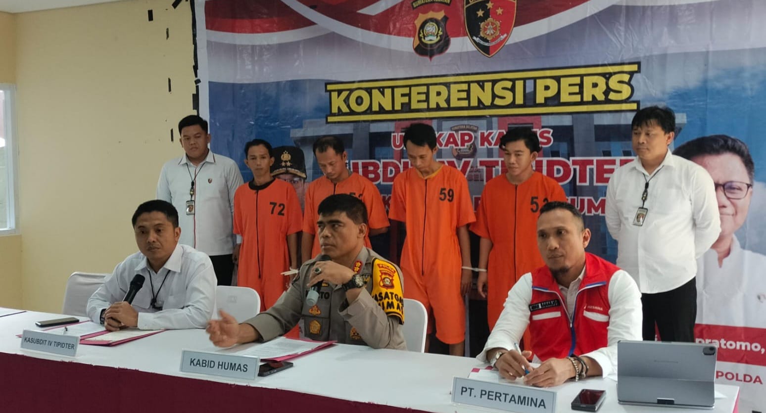 Kabid Humas Polda Sumsel Kombes Pol Sunarto pers confrence penangkapan lima pelaku penyimpangan BBM subsidi, Senin (1/4/2024). Foto: Sumselheadline/Ela.