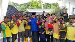 Para petugas kebersihan Kota Palembang ramai-ramai bersilaturrahim ke rumah pribadi Herman Deru, Kamis (11/4/2024). Foto: Sumselheadline/Fer.