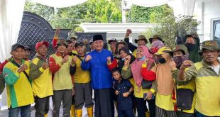 Para petugas kebersihan Kota Palembang ramai-ramai bersilaturrahim ke rumah pribadi Herman Deru, Kamis (11/4/2024). Foto: Sumselheadline/Fer.