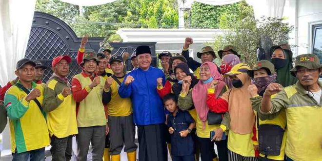 Para petugas kebersihan Kota Palembang ramai-ramai bersilaturrahim ke rumah pribadi Herman Deru, Kamis (11/4/2024). Foto: Sumselheadline/Fer.