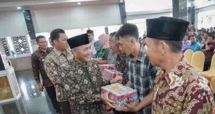 Pj Bupati Muba, Apriyadi memberikan bingkisan kepada warga jelang Idul Fitri 1445 H, Senin (8/4/2024). Foto: Kominfo Muba.