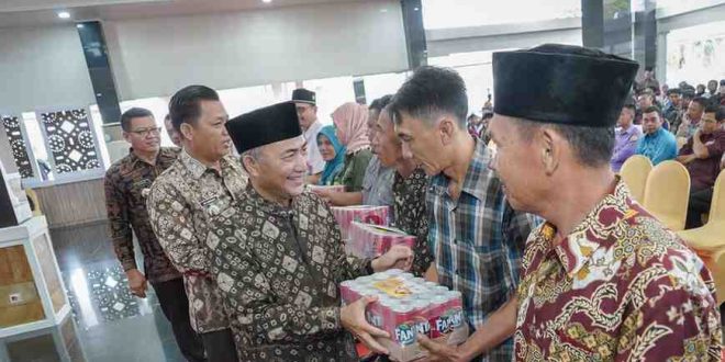Pj Bupati Muba, Apriyadi memberikan bingkisan kepada warga jelang Idul Fitri 1445 H, Senin (8/4/2024). Foto: Kominfo Muba.