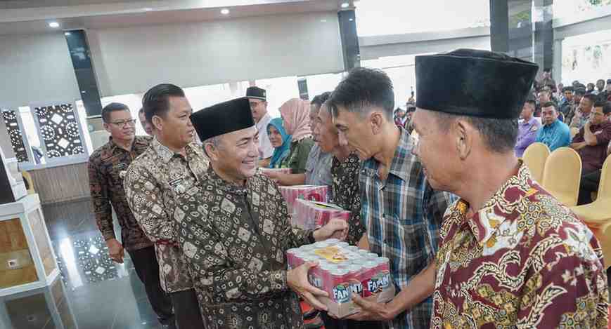 Pj Bupati Muba, Apriyadi memberikan bingkisan kepada warga jelang Idul Fitri 1445 H, Senin (8/4/2024). Foto: Kominfo Muba.