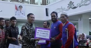 Pj Walikota Palembang, Ratu Dewa memeberikan bonis pada para Porprov Lahat, Kamis (4/4/2024). Foto: Kominfo Palembang.
